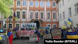 Українці під посольством Франції вимагали у її президента перестати телефонувати Путіну, Прага, 2023 рік