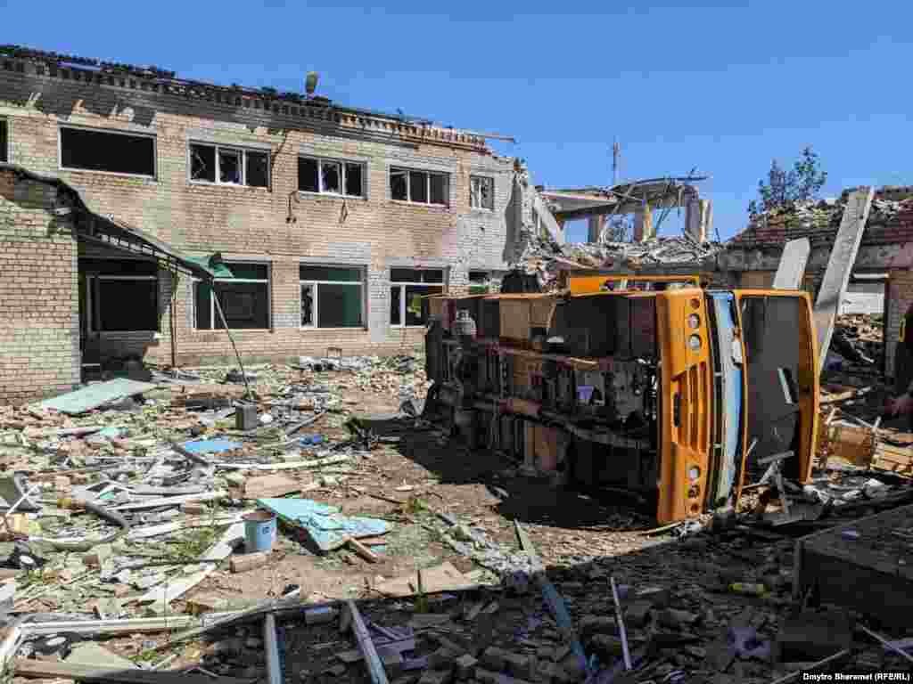 Внутрішнє подвір'я, де раніше вирувало шкільне життя, тепер має апокаліптичний вигляд