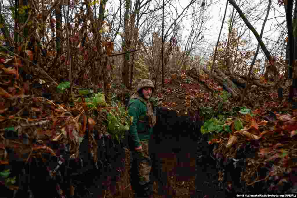 Дощ трохи стихає, йдемо окопами, до противника тут декілька сотень метрів. Піхотинці ЗСУ &ndash; це перша ланка, яка із кулеметами та гранатометами зустрічає російську армію. Саме від них часто залежить, чи вдасться окупаційним силам просунутися вглиб України