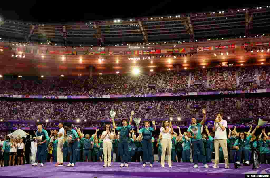 45 000 волонтерів працювали на Іграх в Парижі. За словами організаторів, саме ці люди були обличчям, душею, серцем і усмішкою Олімпіади. За традицією, спортсмени та глядачі дякують «волонтерській родині» за постійну підтримку