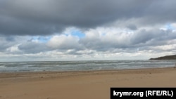 В Ленинском районе Крыма Азовское море отошло от кромки пляжа на расстояние от 30 до 50 метров, 27 ноября 2023 года