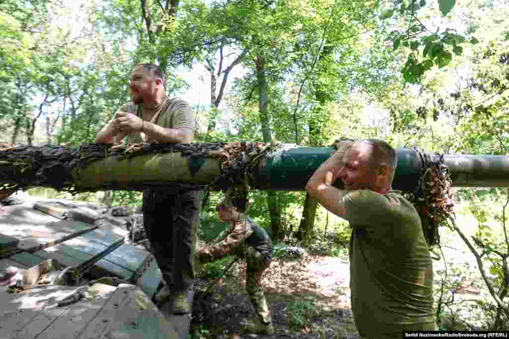 Танкісти розповідають про ще один російський «лендліз» Т-80БВ, жартуючи один над одним, і на мить здається, що ти не на війні, а на звичайному полігоні