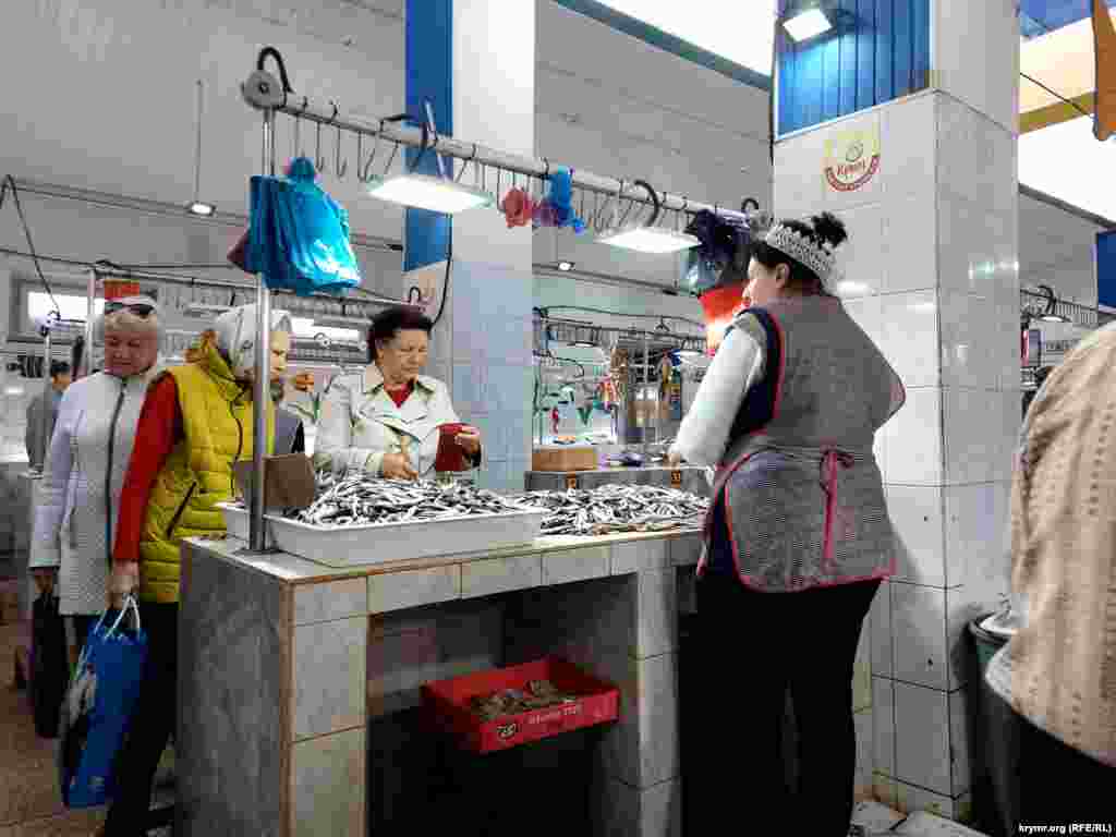 Любители в Керчи особо выделяют азовскую хамсу – «азовку», еще ее называют «сероспинкой». В сезон за такой рыбой на керченском рынке идет настоящая охота: у продавцов нет отбоя от покупателей. Но керчане с сожалением отмечают, что после строительства моста через Керченский пролив, рыбы в Керчи с каждым годом становится все меньше