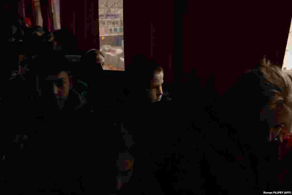 Під звуки віддалених вибухів діти чекають в евакуаційному автобусі перед відправленням. «Наше завдання – доставити дітей у безпечне місце на кілька місяців, – зазначає херсонський чиновник Антон Єфанов. – Ми відчуваємо, що стає все більш небезпечно, тому що обстрілів стає все більше»