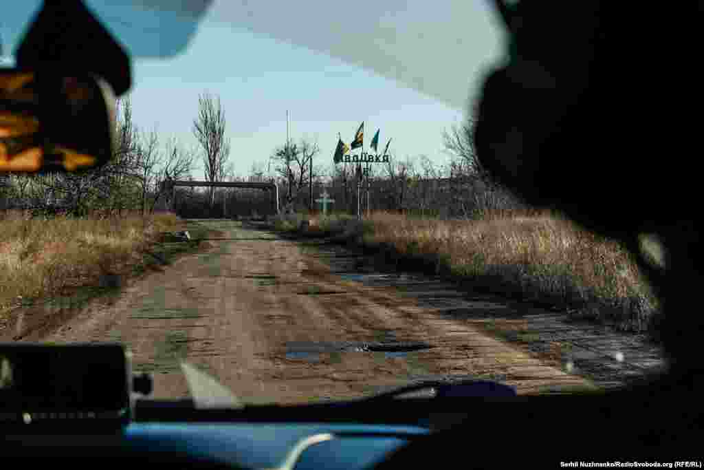 На швидкості 130 км/год водій, як справжній автогонщик, об'їжджає ями й вирви від снарядів на єдиній «дорозі життя», заїжджаємо в Авдіївку