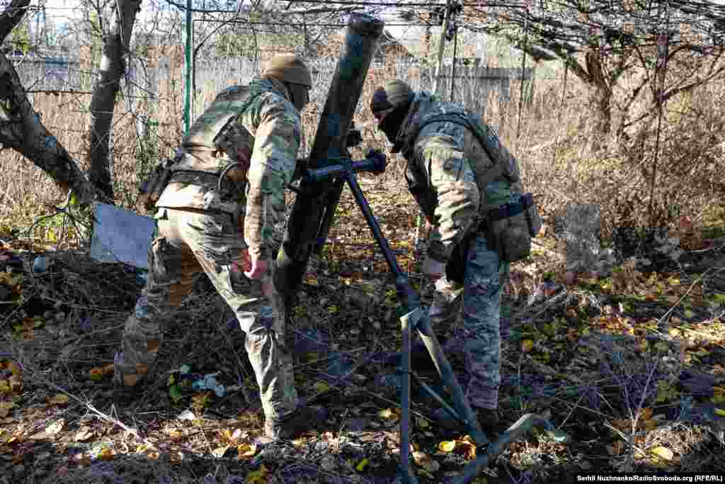 Бійці 5-го окремого загону спеціального призначення «Омега» НГУ швидко налаштовують міномет і за отриманими координатами наводяться на ціль