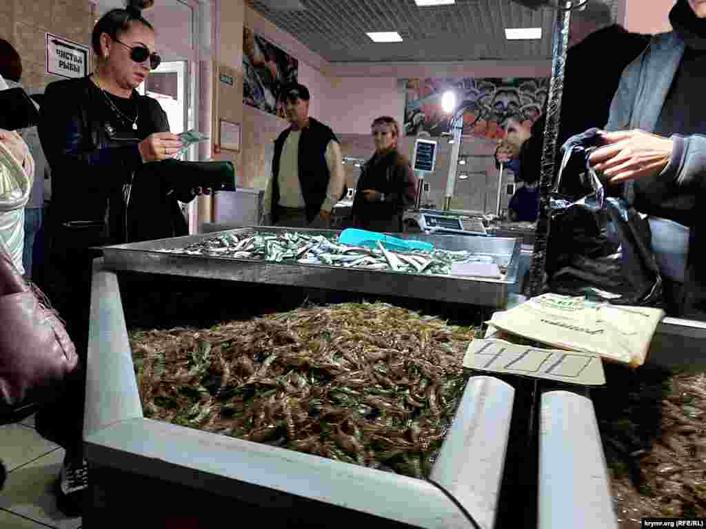 Свежие «рачки» – так в Керчи называют черноморскую креветку – продают за 400 рублей. Тоже недешевое удовольствие