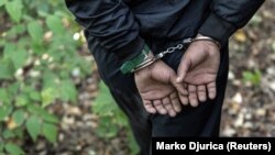 Privedeni migrant blizu granice Srbije i Mađarske, u blizini Subotice, Srbija, 12. septembar 2023.