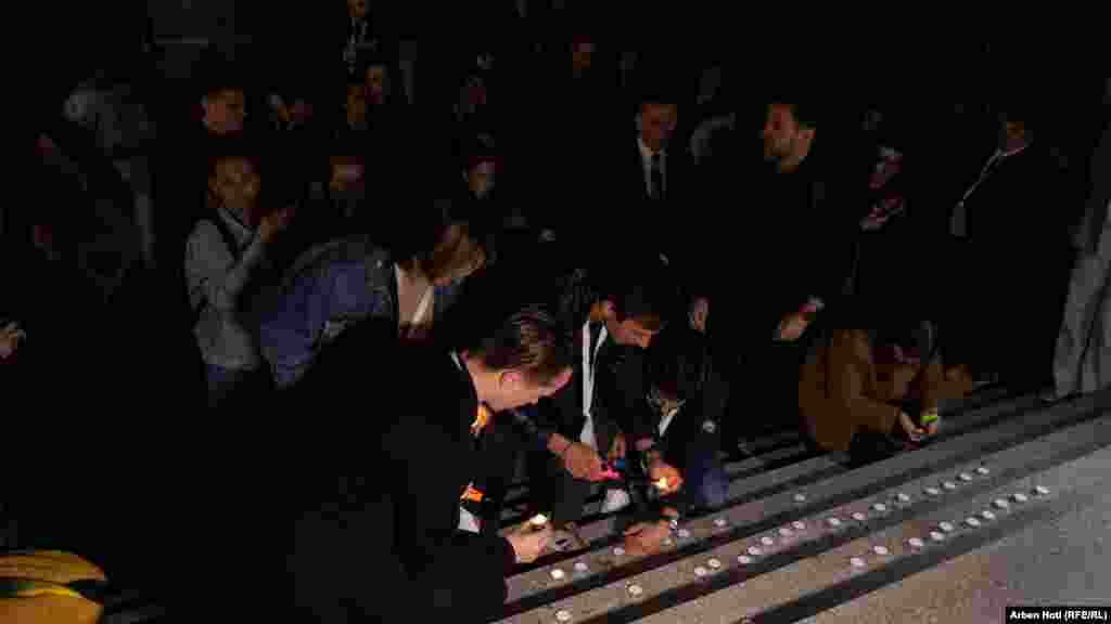 Paljenje sveća u Prištini organizovali su organizatori i učesnici festivala "Miredita, dobar dan" koji je počeo 4. maja u Prištini.  