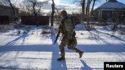 Український військовий на вулиці Мар’їнки, 12 січня 2024 року