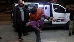 Dovlačenje ranjenih u bolnicu u Khan Younisu, na jugu Pojasa Gaze, nakon izraleskog bombardovanja, 11. januara