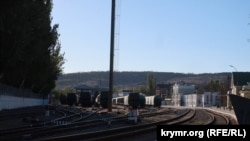 Шесть составов с вагонами для перевозки зерна в морском порту Феодосии, 8 ноября 2023 года