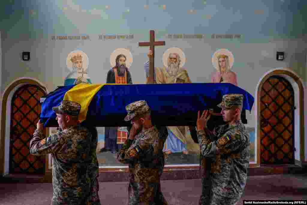 Державний прапор на труні героя. У Києві попрощалися з бойовим пілотом 40-ї бригади тактичної авіації Валентином Коренчуком з позивним «Бджоляр». Він загинув наприкінці квітня на бойовому вильоті. Пілот був одним із перших, хто піднявся в небо на початку повномасштабного вторгнення на захист Києва. Виконував бойові завдання на різних напрямках. Червень 2024 року