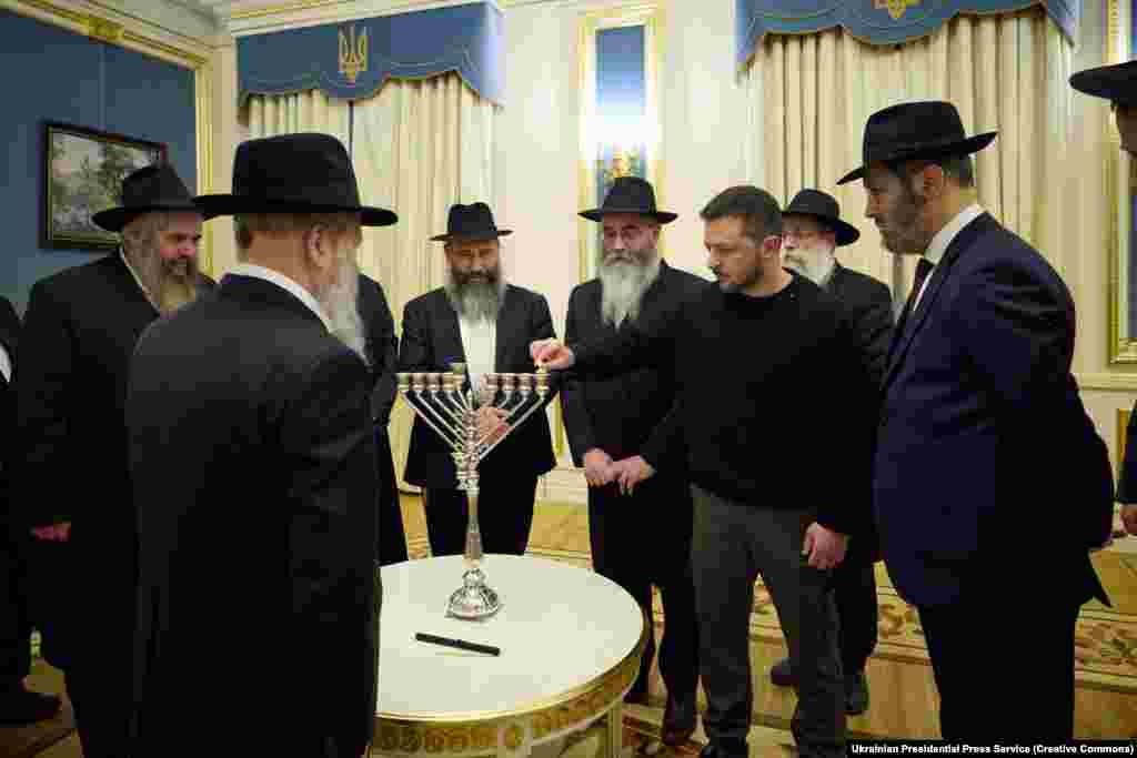 Президент України Володимир Зеленський запалює свічку на менорі з нагоди єврейського свята Хануки, 7 грудня 2023 року 