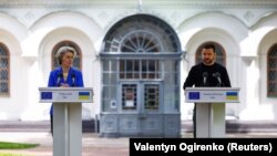Президент України Володимир Зеленський (п) і голова Єврокомісії Урсула фон дер Ляєн, Київ, 9 травня 2023 року