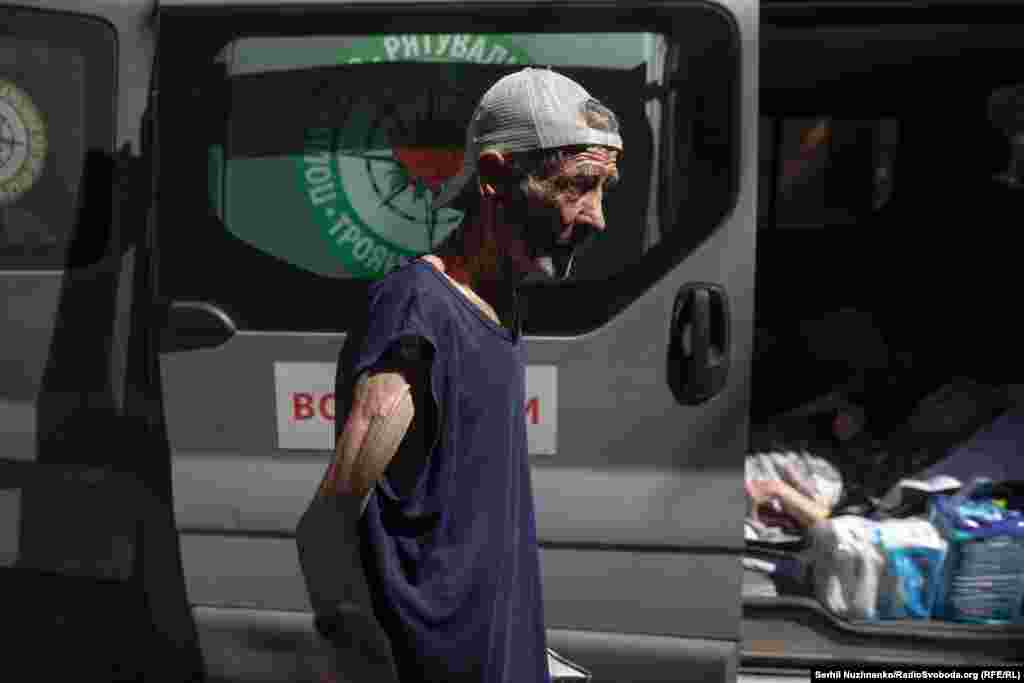 Літніх людей спершу доставлять до одного з шелтерів, звідти – евакуаційним автобусом до Харкова чи Дніпра