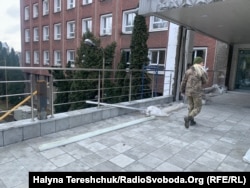 Замінили поручні перед входом, бо старі ледь тримались