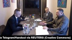 Дмитро Кулеба і Андрій Єрмак (праворуч) під час зустрічі з міністром закордонних справ Угорщини Петером Сійярто