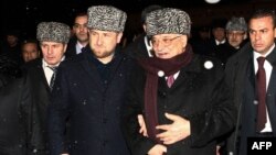 Глава Чечни Рамзан Кадыров и президент Палестины Махмуд Аббас во время визита последнего в республику. 2008 год