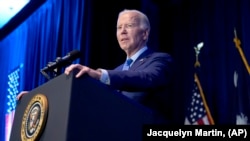 «Якщо ми не зупинимо апетит Путіна до влади і контролю в Україні, він не обмежиться лише Україною, і ціна для Америки зросте», – йдеться у заяві Джо Байдена.