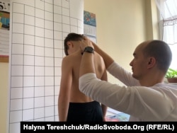 Обстеження постави школяра, яке проводять польські науковці
