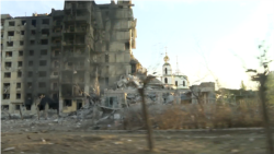 ЗСУ тримають оборону Торецька: важкі бої та штурми РФ. Репортаж зі зруйнованого боями міста (відео) ЗСУ тримають оборону Торецька: важкі бої та штурми РФ. Репортаж зі зруйнованого боями міста (відео)