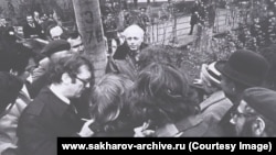Андрей Сахаров у здания суда, где идет суд на Ю. Орловым, 1978