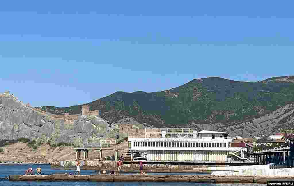 Пляжні карти на тлі головної визначної пам'ятки міста-курорту – Генуезька фортеця