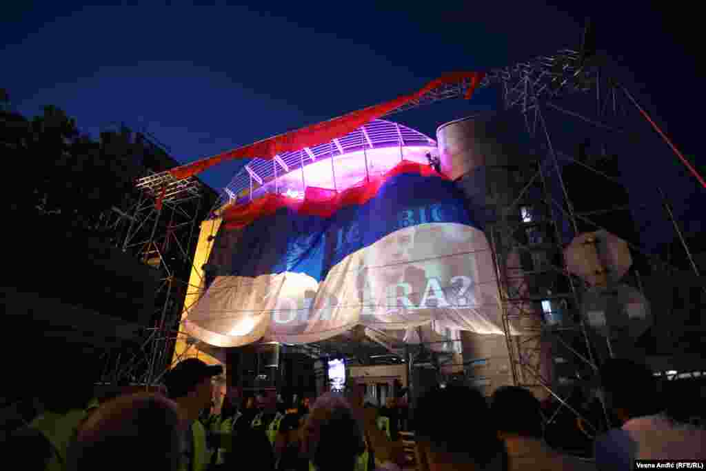 Vlasnik privatne televizije Pink raširio je zastavu Srbije uoči protesta "Srbija protiv nasilja"