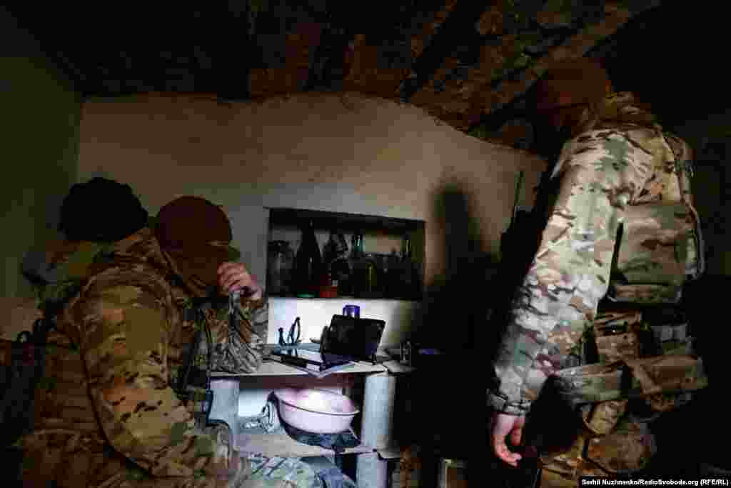 Спускаємося в укриття, де бійці спостерігають за роботою аеророзвідки. Аеророзвідка помічає рух ворожої піхоти, яка готується до штурмових дій на флангових позиціях  українських військових. «До бою!», – лунає із рації.