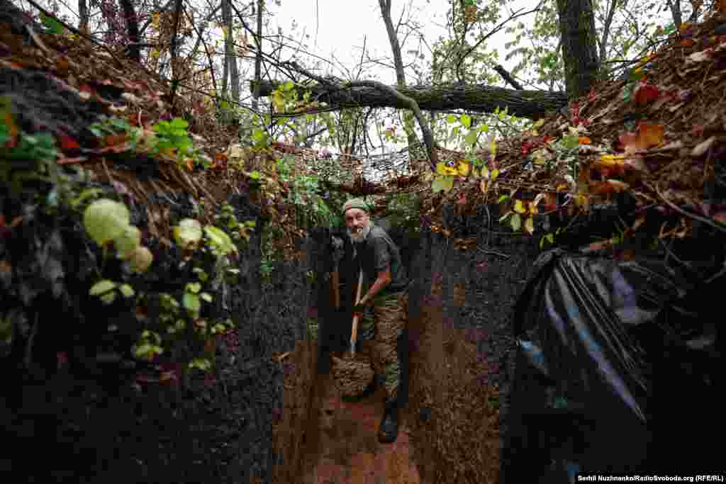 Анатолій з Івано-Франківська, поки дозволяє ситуація і погодні умови, поглиблює окоп&nbsp;