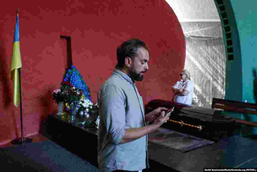 Чоловік Олександри також розповів, що за життя вона залишила посмертний лист, на випадок, якщо загине на фронті. «Якщо дійде до того, що це доведеться зачитати, то знайте: більшого щастя немає для воїна, ніж померти в бою. Всі ми трохи воїни, хтось на полі бою, хтось бореться з корупцією, а хтось відновлює справедливість в судах, наші люди воюють з невиліковними хворобами, а вчені з гравітацією. Така ми войовнича нація. І дуже палка до свободи. Мені пощастило народитися в найкращій країні світу – Україні, і це країна, за яку честь померти. А ще краще за неї жити», – прочитав лист дружини Максим  