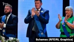 Петро Кононенко (у центрі)