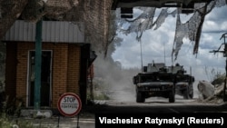 Українські військові їдуть на військовій техніці з пункту пропуску на кордоні з Росією в Сумській області, 13 серпня 2024 року