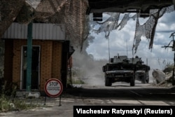 Прикордонні бої на Сумщині між українською і російською армією – наразі одні з найзапекліших. На фото: Українські військовослужбовці їдуть на військовій техніці від пункту перетину кордону з Росією в Сумській області, 13 серпня 2024 року