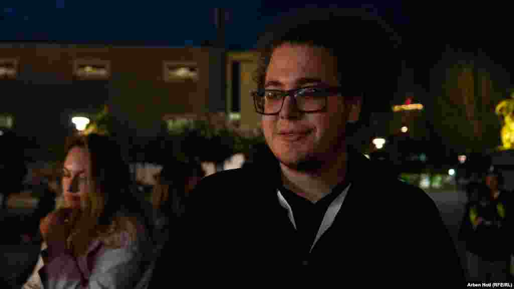 "Ovaj događaj nas je mnogo iznenadio. Dakle, nešto tako se nikada nije dogodilo. Institucije su ponovo propale. Celo društvo treba da reši problem posedovanja oružja", rekao je David Šujdović, koji je izašao da zapali sveće.  