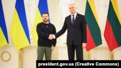 Президент України Володимир Зеленський (ліворуч) і президент Литви Гітанас Науседа під час зустрічі у Вільнюсі, Литва, 10 січня 2024 року (фото архівне)
