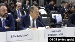 Делегати почали покидати залу одразу після оголошення, що наступним слово надається російському міністру (на фото: Сергій Лавров на сесії міністрів закордонних справ ОБСЄ в Скоп’є)