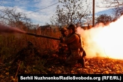 Росія масовано штурмує Авдіївку вже три місяці. На фото: бійці Нацгвардії України спецпризначення «Омега» стріляють зі станкового протитанкового гранатомету СПГ-9 на позиціях в Авдіївці, 8 листопада 2023 року