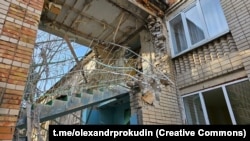 Наслідки одного з попередніх обстрілів Херсона