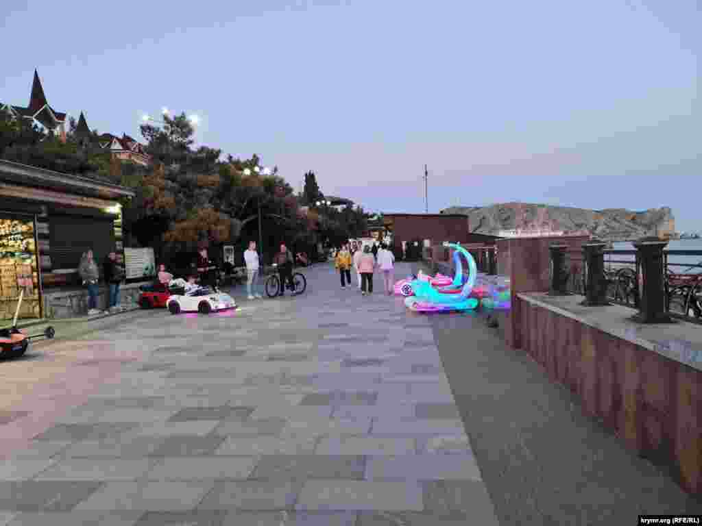 Зато на набережной обилие предоставления услуг, не отвечающих требованиям безопасности детей, а именно – прокат детских машинок