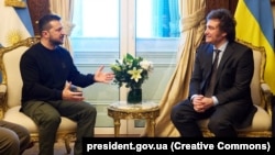 Президент України Володимир Зеленський і президент Аргентини Хав’єр Мілей (праворуч) у день його інавгурації. Буенос-Айрес, 10 грудня 2023 року