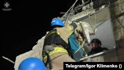 Рятувальники допомагають людям в будинку, який зазнав російського обстрілу у місті Селидове Донецької області, 15 листопада 2023 року