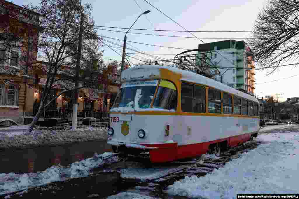 Через пошкодження електромереж призупинено рух більшості тролейбусів і трамваїв. За даними Міненерго, на Одещині 313 населених пунктів знеструмлені через негоду