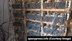 Нелегальная ферма для майнинга криптовалюты, иллюстрационное фото