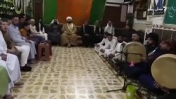 د عراقي صوفیانو ډله د خلکو جلبولو لپاره جالب کرتبونه کوي د عراقي صوفیانو ډله د خلکو جلبولو لپاره جالب کرتبونه کوي