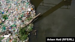 Đubre guši reku Lepenac na Kosovu