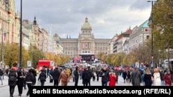 Найбільшими групами іноземних громадян в чеських початкових, середніх школах і вищих навчальних закладах є українці