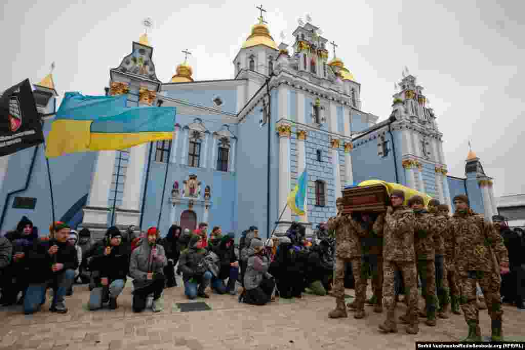 Під час прощання зазвучали звуки сирен повітряної тривоги. Повідомлялося, що російські війська підняли в небо МіГ-31К – цей літак є потенційним носієм гіперзвукової ракети типу «Кинджал»