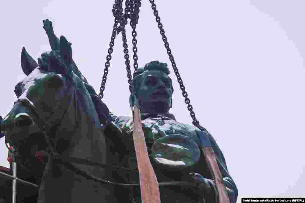 «Це технічно складні роботи, до яких залучили різну важку техніку, тож довелось частково перекрити рух транспорту на бульварі Тараса Шевченка. Демонтаж відбувався зранку у вихідний день, щоб не паралізувати рух центральними вулицями міста», – кажуть у КМДА